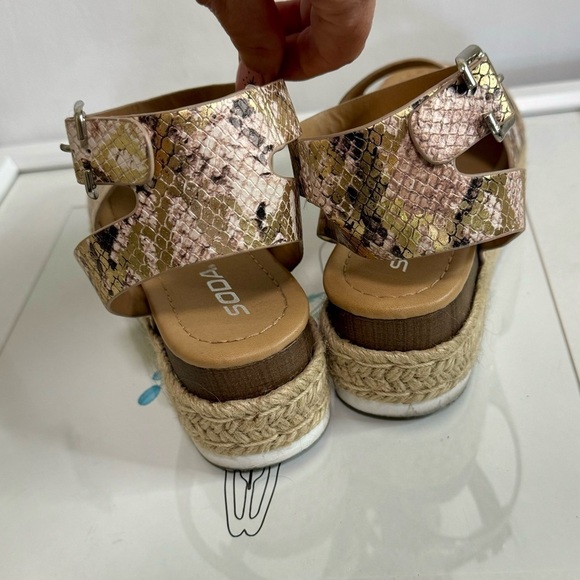 Soda Wedge Sandals ~ Size 6 1/2 - Picture 4 of 6